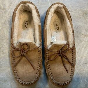 Ugg Women’s Dakota.  Color Chestnut. Size 8 USA